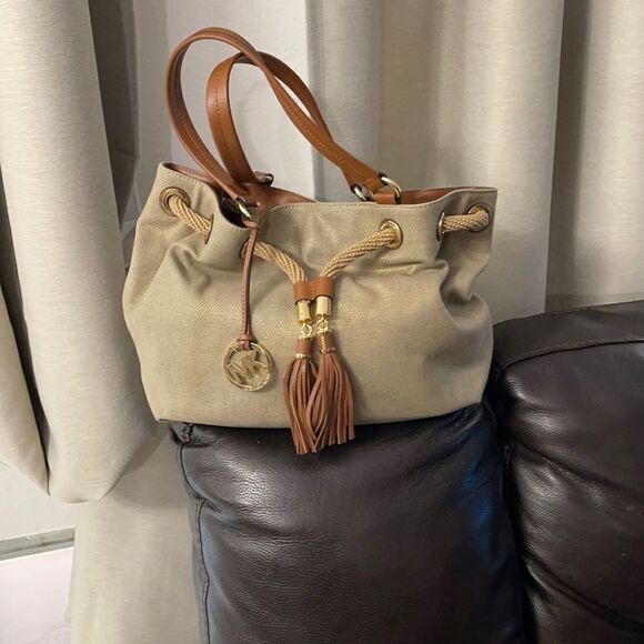 Michael Kors Satchel Purse. - Picture 1 of 7